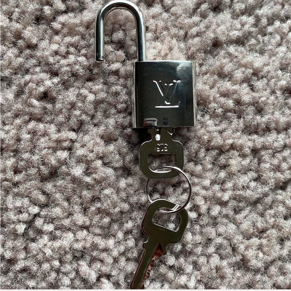 Vintage Louis Vuitton Silver Lock and 2 2️⃣ Keys - Picture 4 of 6